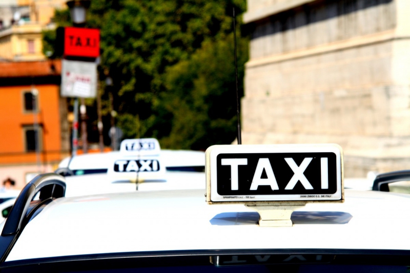 taxis-CABASSE-min_taxi_auto_rome_road_white-1051610